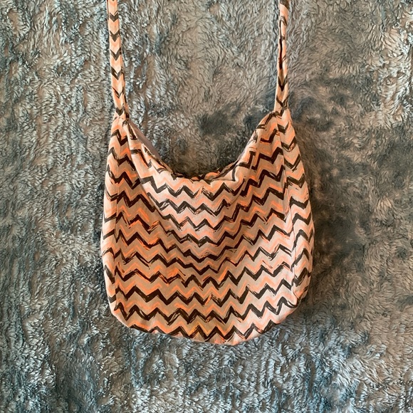 other Handbags - Adjustable strap purse, brand new orange with black zigzag